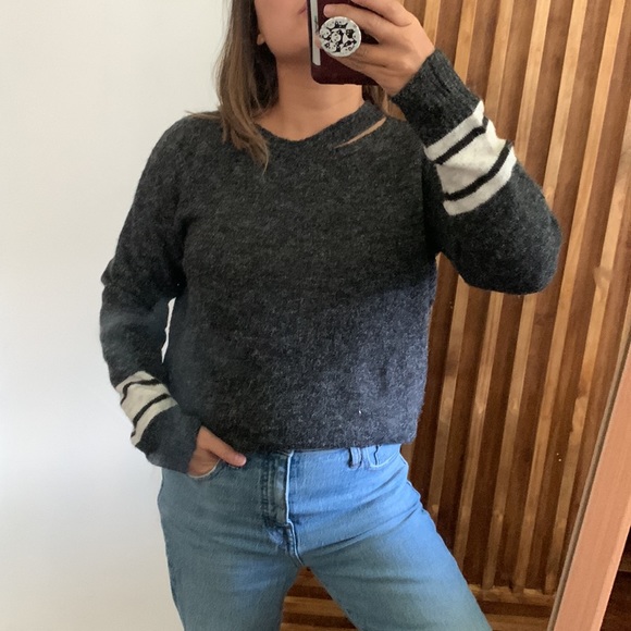 - REVOLVE Heartloom slit neck Varsity‎ Pullover. S - Picture 10 of 11